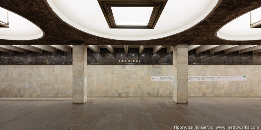 Станция Орехово (Замоскворецкая линия, Москва). Поперечный вид, проходы между колоннами из центрального зала на платформу.