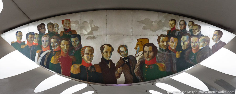 Станция Отрадное (Серпуховско-Тимирязевская линия, Москва). Панно № 3 — «Декабристы». Панно выполнены в стиле примитивизма на жестяных листах, скреплённых никак не скрытыми заклёпками.