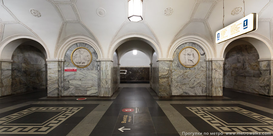 Станция Парк культуры (Кольцевая линия, Москва). Поперечный вид, проходы между пилонами из центрального зала на платформу.
