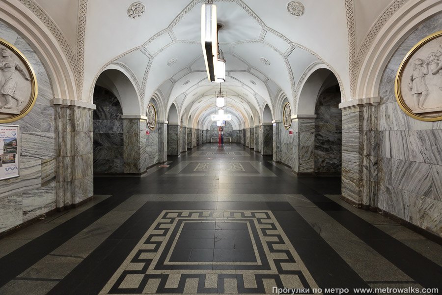 Станция Парк культуры (Кольцевая линия, Москва). Центральный зал станции, вид вдоль от входа в сторону глухого торца.