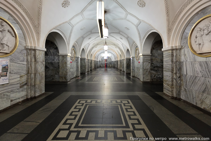 Станция Парк культуры (Кольцевая линия, Москва). Центральный зал станции, вид вдоль от входа в сторону глухого торца.