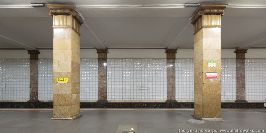 Станция Парк культуры (Сокольническая линия, Москва). Поперечный вид, проходы между колоннами из центрального зала на платформу.