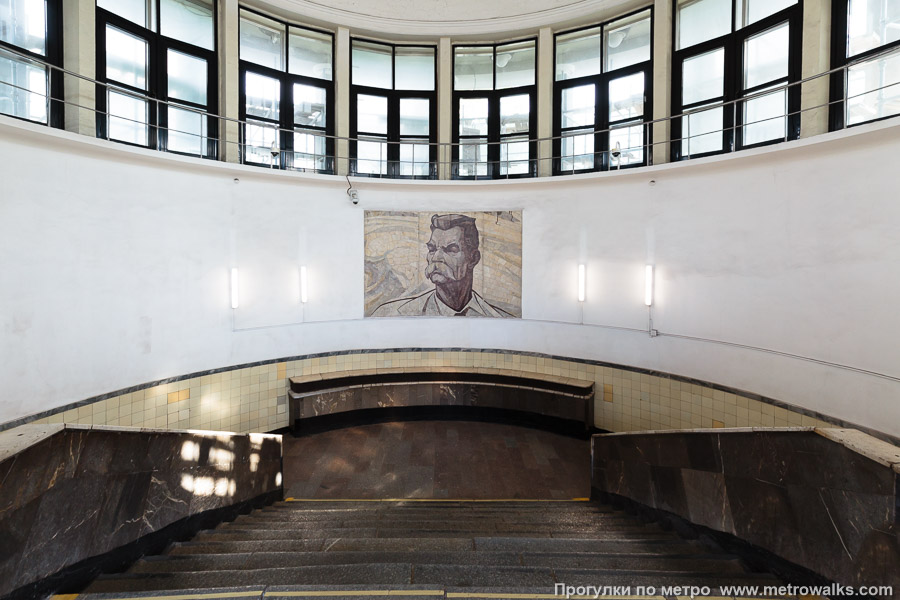 Станция Парк культуры (Сокольническая линия, Москва). Внутри вестибюля станции, общий вид. Снаружи здание выглядит большим и красивым, но внутри оно тесное и совершенно нефункциональное.