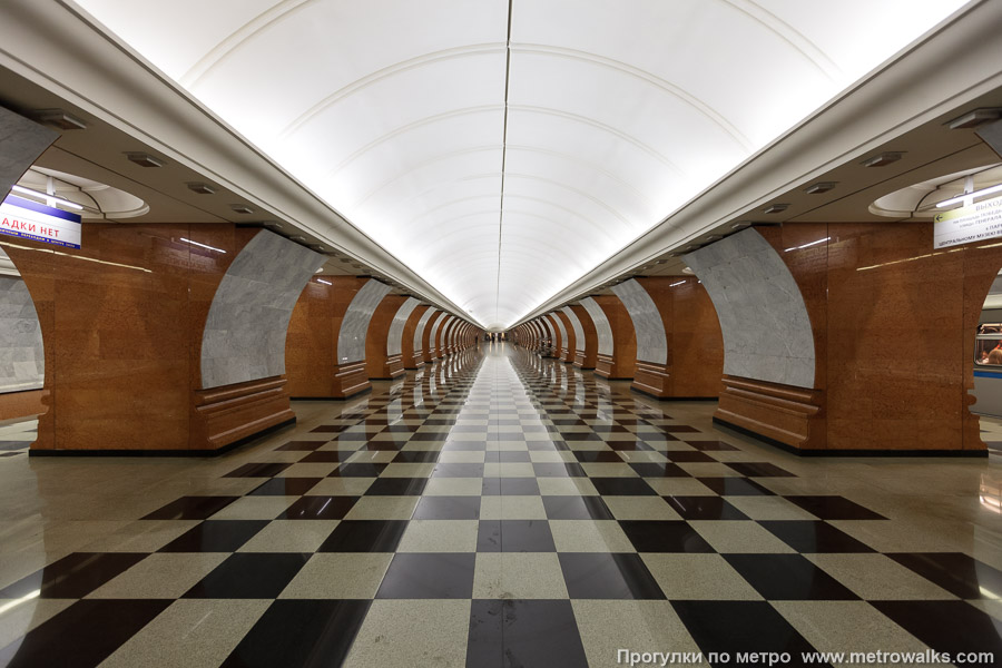 Станция Парк Победы (Солнцевская линия, Москва). Центральный зал станции, вид вдоль от глухого торца в сторону выхода. Южный зал с белыми путевыми стенами. Сюда прибывают поезда, следующие в центр.