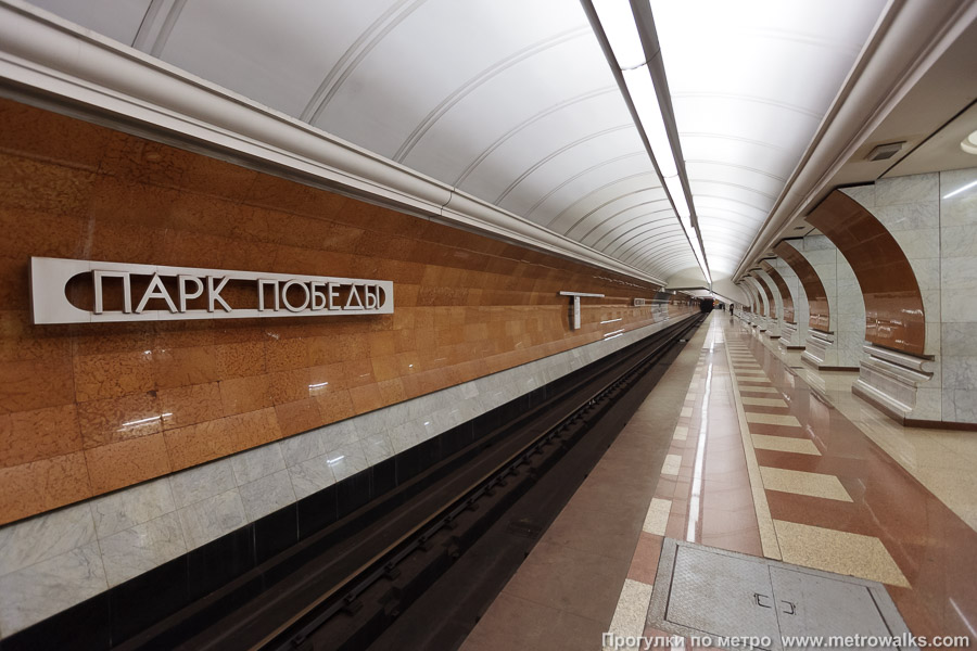 Станция Парк Победы (Арбатско-Покровская линия, Москва). Боковой зал станции и посадочная платформа, общий вид.