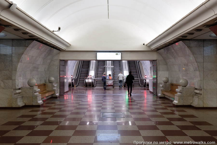 Станция Парк Победы (Солнцевская линия, Москва). Выход в город, эскалаторы начинаются прямо с уровня платформы. Выход из северного зала был построен позже — к 2015 году.