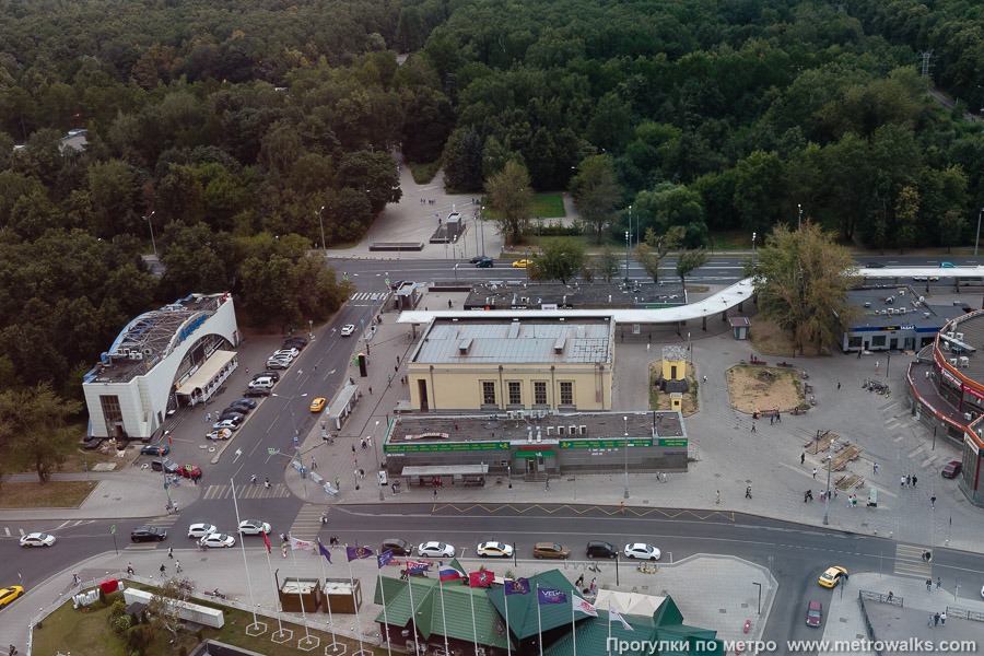 Станция Партизанская (Арбатско-Покровская линия, Москва). Общий вид окрестностей станции. Вид из окон соседнего здания.