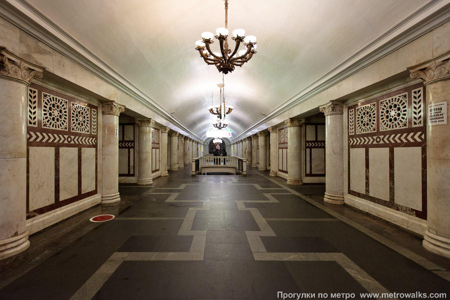 Станция Павелецкая (Кольцевая линия, Москва). Центральный зал станции, вид вдоль от входа в сторону глухого торца.