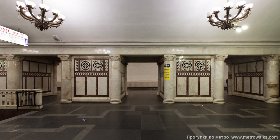 Станция Павелецкая (Кольцевая линия, Москва). Поперечный вид, проходы между пилонами из центрального зала на платформу.