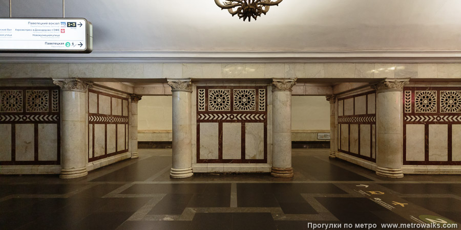 Станция Павелецкая (Кольцевая линия, Москва). Поперечный вид, проходы между пилонами из центрального зала на платформу. Ракурс с пилоном посередине.