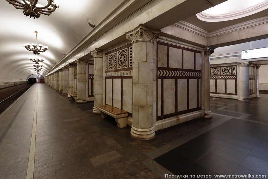 Станция Павелецкая (Кольцевая линия, Москва). Вид на пилоны со стороны края платформы.