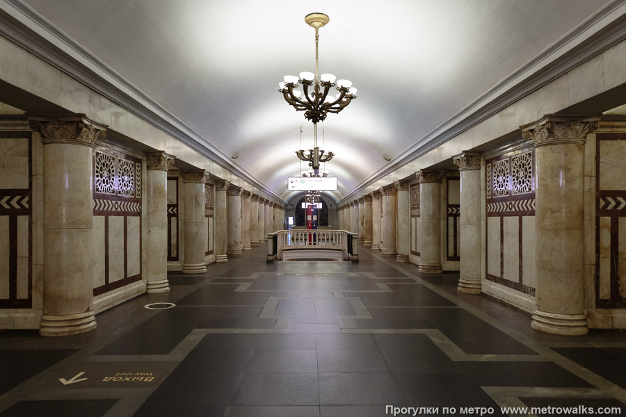 Станция Павелецкая (Кольцевая линия, Москва). Центральный зал станции, вид вдоль от входа в сторону глухого торца.