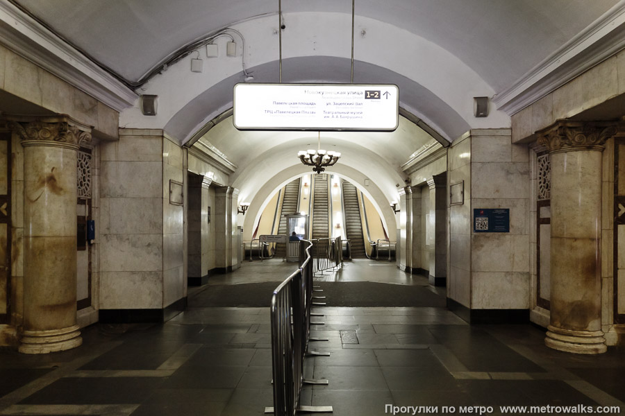 Станция Павелецкая (Кольцевая линия, Москва). Выход в город, эскалаторы начинаются прямо с уровня платформы.