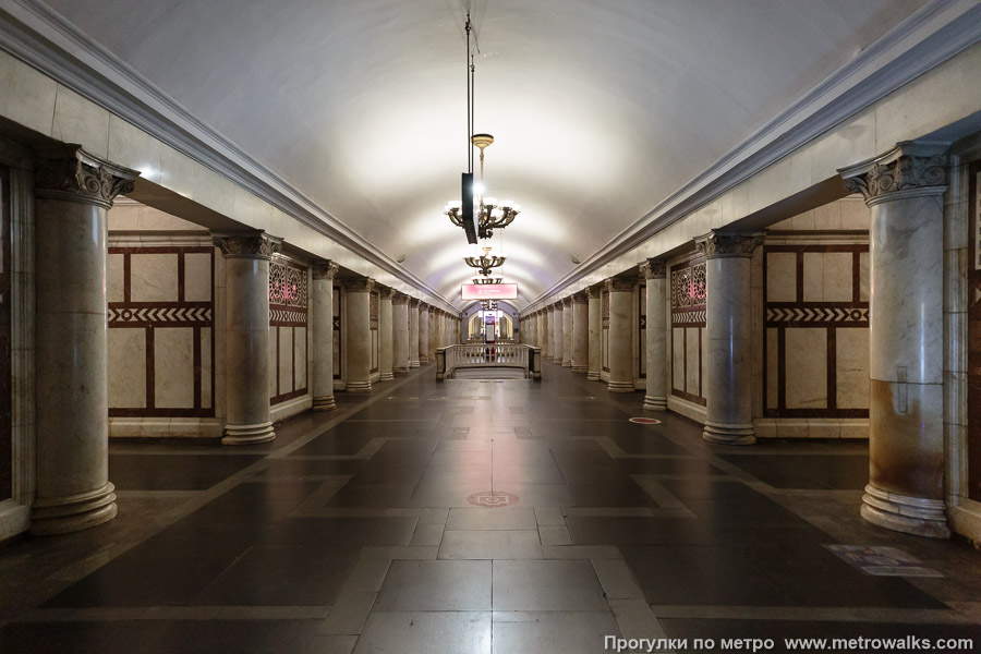 Станция Павелецкая (Кольцевая линия, Москва). Центральный зал станции, вид вдоль от глухого торца в сторону выхода.