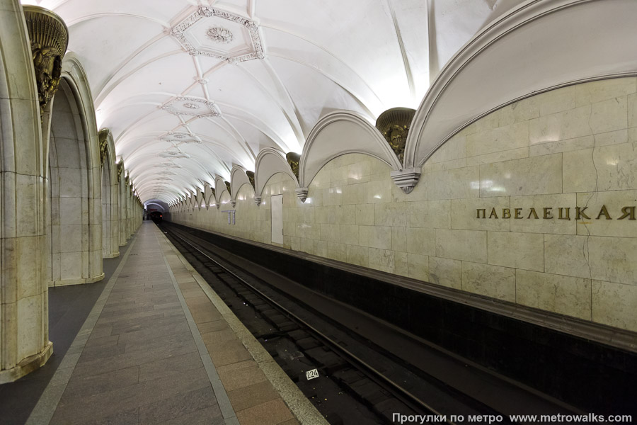 Станция Павелецкая (Замоскворецкая линия, Москва). Боковой зал станции и посадочная платформа, общий вид.