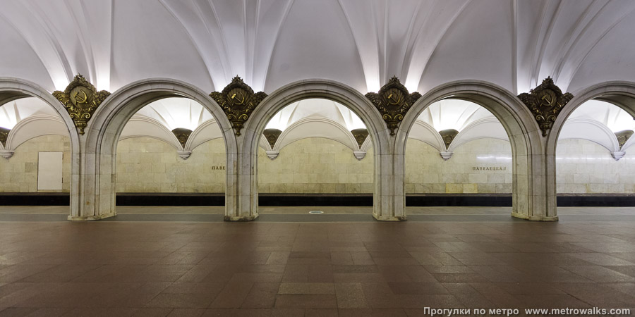 Станция Павелецкая (Замоскворецкая линия, Москва). Поперечный вид, проходы между колоннами из центрального зала на платформу.