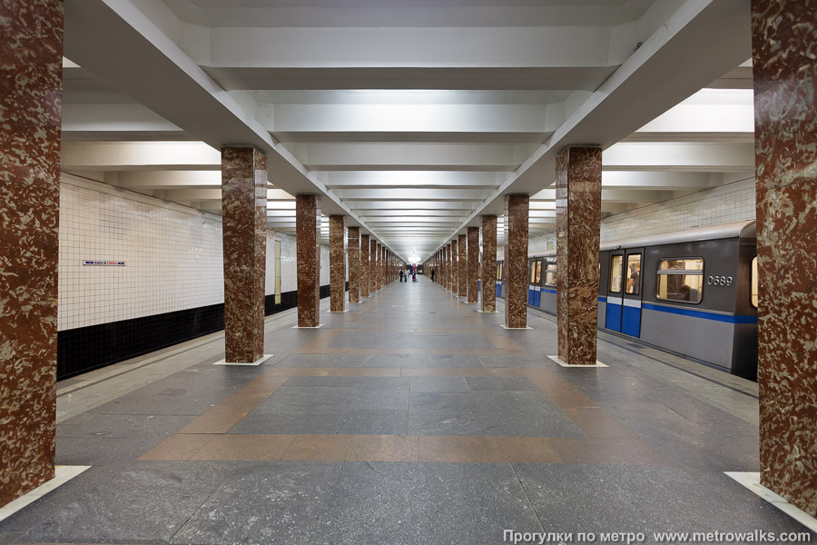 Станция Первомайская (Арбатско-Покровская линия, Москва). Продольный вид центрального зала.