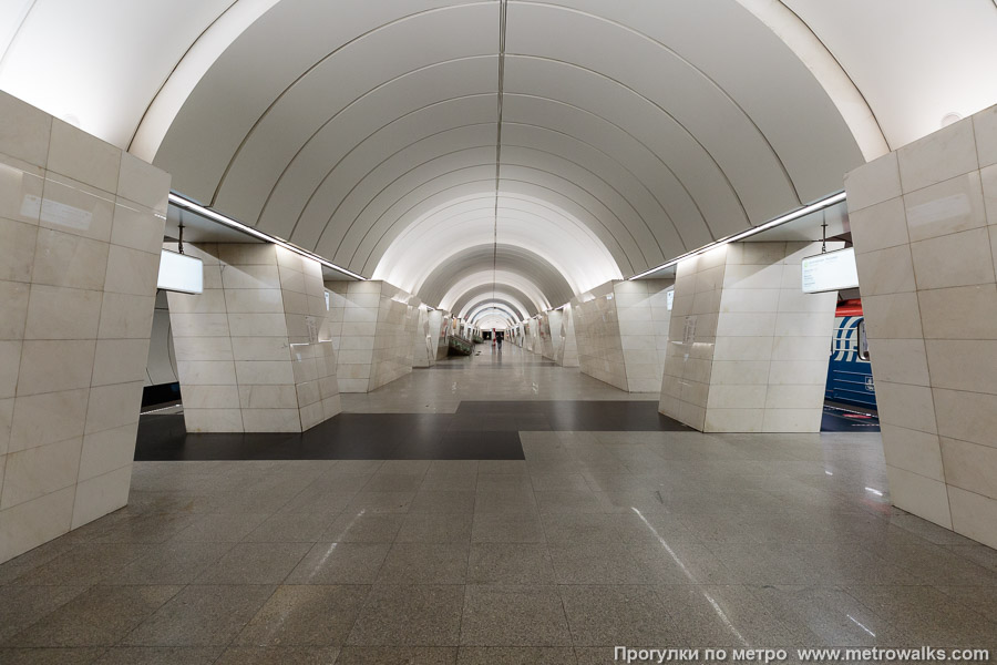 Станция Петровско-Разумовская (Серпуховско-Тимирязевская линия, Москва). Продольный вид центрального зала. Восточный, новый зал станции, колонно-стеновой.