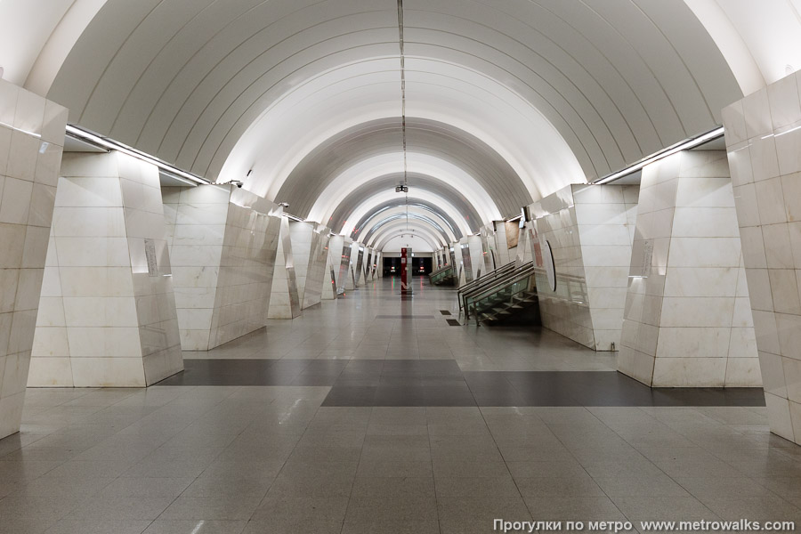 Станция Петровско-Разумовская (Серпуховско-Тимирязевская линия, Москва). Продольный вид центрального зала. Центральная часть станции, менее широкоугольно.