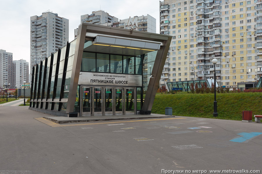 Станция Пятницкое шоссе (Арбатско-Покровская линия, Москва). Вход на станцию осуществляется через подземный переход. Первый, основной вход на станцию со стороны жилых кварталов.