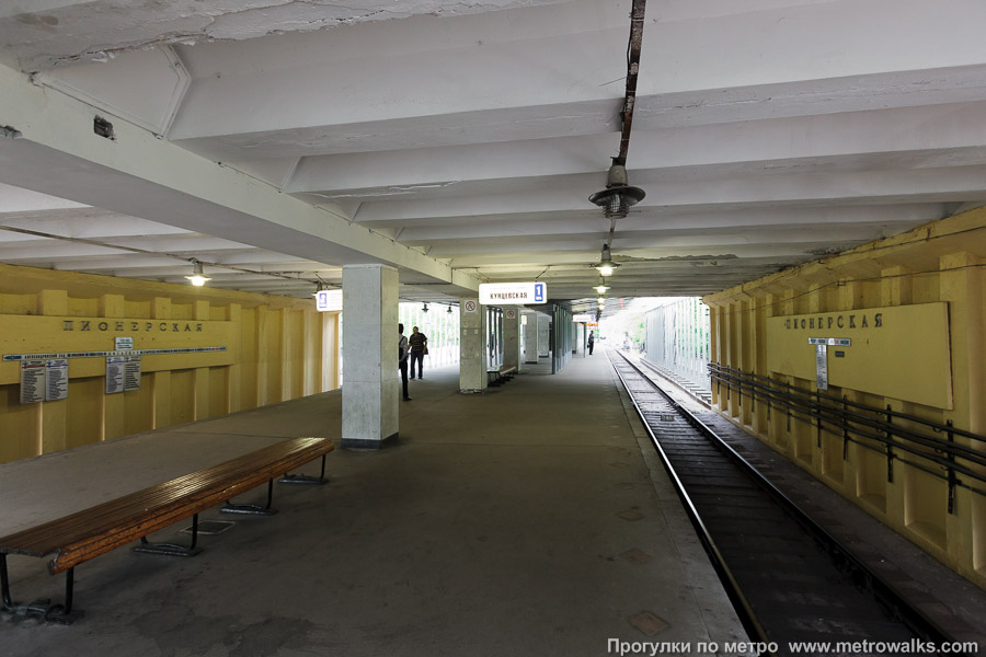 Станция Пионерская (Филёвская линия, Москва). Продольный вид вдоль края платформы.