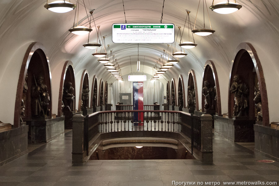 Станция Площадь Революции (Арбатско-Покровская линия, Москва). В центре зала — переход на станцию Театральную Замоскворецкой линии.