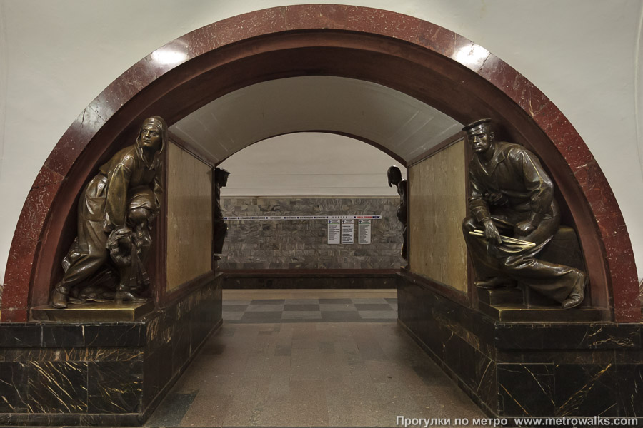 Станция Площадь Революции (Арбатско-Покровская линия, Москва). Всего на станции 20 различных скульптур. 18 из них повторяются четырежды, а две — дважды. Скульптуры у арки № 3: парашютистка и матрос.