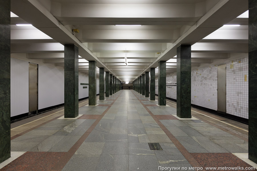 Станция Преображенская площадь (Сокольническая линия, Москва). Продольный вид центрального зала. Слева — новая облицовка, справа — оригинальная.