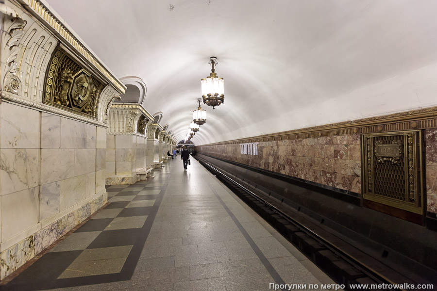 Станция Проспект Мира (Кольцевая линия, Москва). Боковой зал станции и посадочная платформа, общий вид.