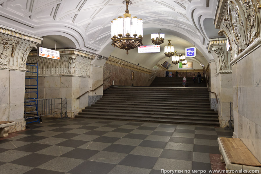 Станция Проспект Мира (Кольцевая линия, Москва). С противоположной от входа стороны — переход на одноимённую станцию Калужско-Рижской линии.