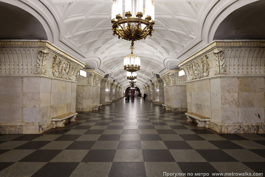 Станция Проспект Мира (Кольцевая линия, Москва). Продольный вид центрального зала.