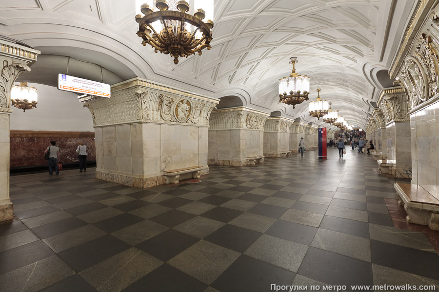 Станция Проспект Мира (Кольцевая линия, Москва). Вид по диагонали.