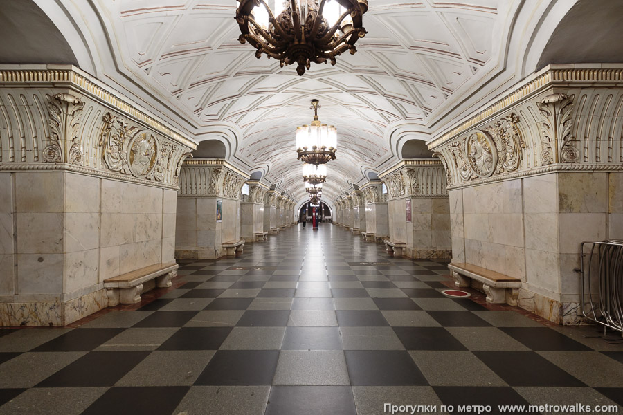 Станция Проспект Мира (Кольцевая линия, Москва). Продольный вид центрального зала.
