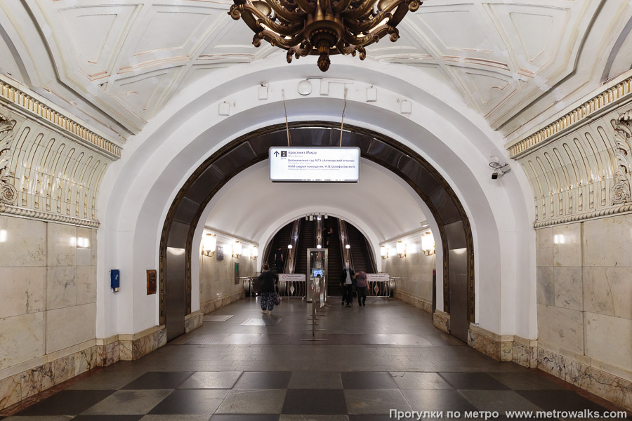 Станция Проспект Мира (Кольцевая линия, Москва). Выход в город, эскалаторы начинаются прямо с уровня платформы. В восточном торце.
