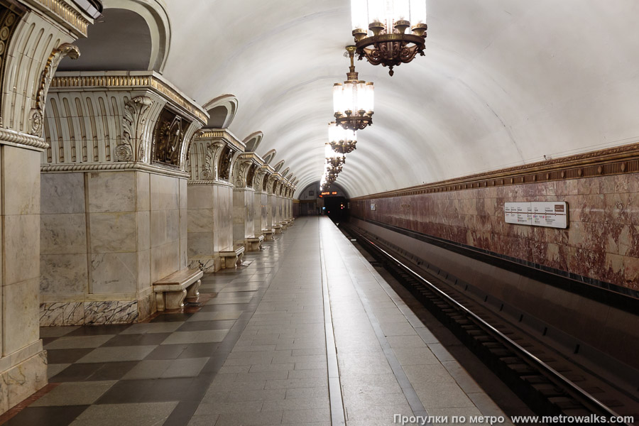 Станция Проспект Мира (Кольцевая линия, Москва). Боковой зал станции и посадочная платформа, общий вид.