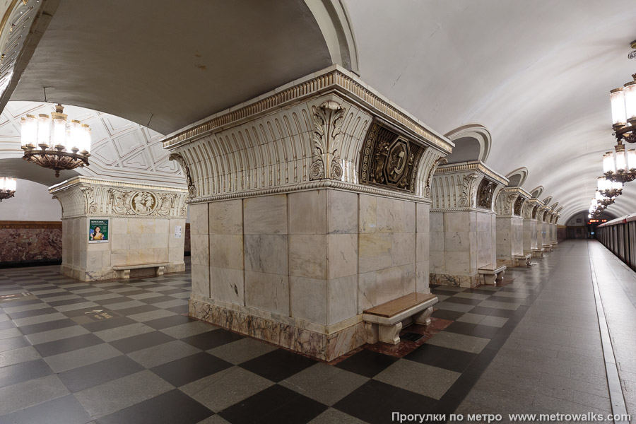 Станция Проспект Мира (Кольцевая линия, Москва). Вид на пилоны со стороны края платформы.