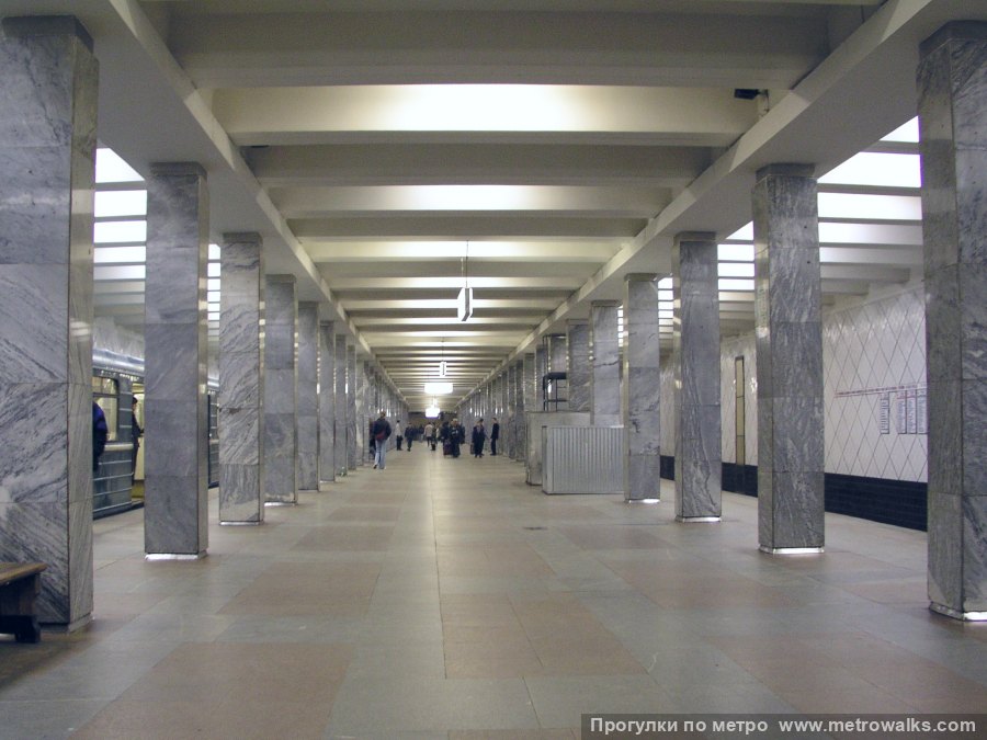 Станция Профсоюзная (Калужско-Рижская линия, Москва). Продольный вид центрального зала. Исторический снимок 2003 года.