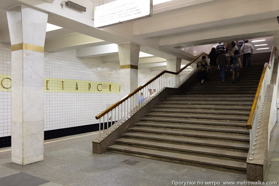 Станция Пролетарская (Таганско-Краснопресненская линия, Москва). В центре зала — переход на станцию Крестьянскую Заставу Люблинско-Дмитровской линии.