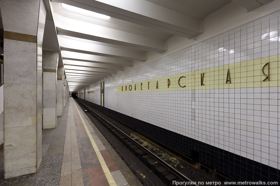 Станция Пролетарская (Таганско-Краснопресненская линия, Москва). Боковой зал станции и посадочная платформа, общий вид. Историческая фотография: раньше путевые стены были облицованы керамической плиткой.