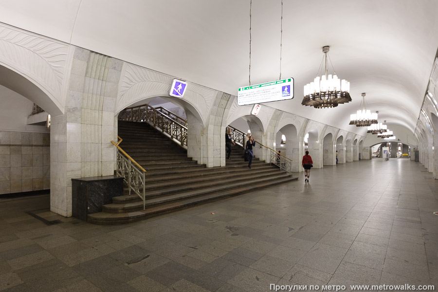Станция Пушкинская (Таганско-Краснопресненская линия, Москва). В центре зала — переход на станцию Тверскую Замоскворецкой линии.