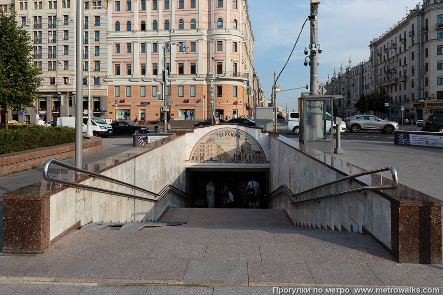 Станция Пушкинская (Таганско-Краснопресненская линия, Москва). Вход в подземный вестибюль — общий со станцией Тверской.