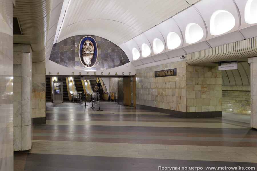 Станция Римская (Люблинско-Дмитровская линия, Москва). В противоположном от выхода торце — переход на станцию Площадь Ильича Калининско-Солнцевской линии.