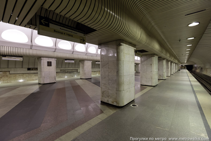 Станция Римская (Люблинско-Дмитровская линия, Москва). Вид с края платформы по диагонали на противоположную сторону сквозь центральный зал.