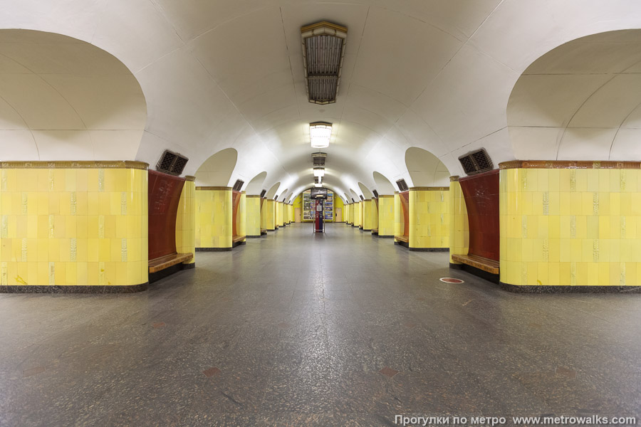 Станция Рижская (Калужско-Рижская линия, Москва). Центральный зал станции, вид вдоль от входа в сторону глухого торца.