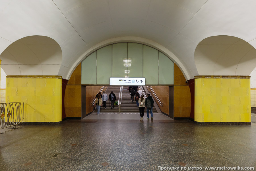 Станция Рижская (Калужско-Рижская линия, Москва). В северном торце центрального зала, противоположном от выхода — переход на Большую кольцевую линию.