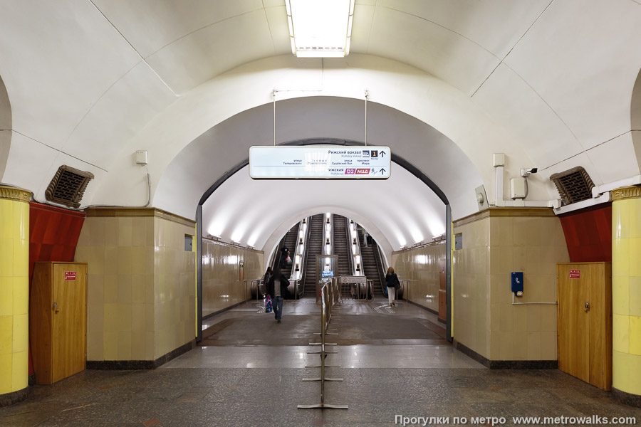 Станция Рижская (Калужско-Рижская линия, Москва). Выход в город, эскалаторы начинаются прямо с уровня платформы. В южном торце центрального зала.