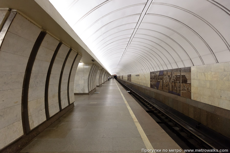 Станция Савёловская (Серпуховско-Тимирязевская линия, Москва). Боковой зал станции и посадочная платформа, общий вид.