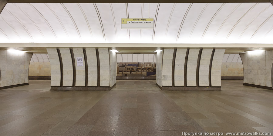 Станция Савёловская (Серпуховско-Тимирязевская линия, Москва). Поперечный вид, проходы между пилонами из центрального зала на платформу.