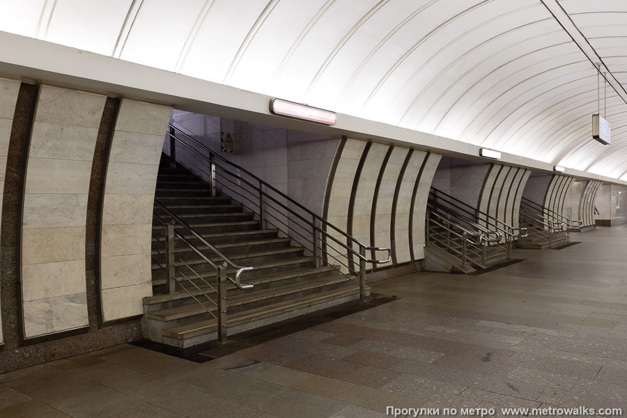 Станция Савёловская (Серпуховско-Тимирязевская линия, Москва). В центре зала — переход на одноимённую станцию Большой кольцевой линии.