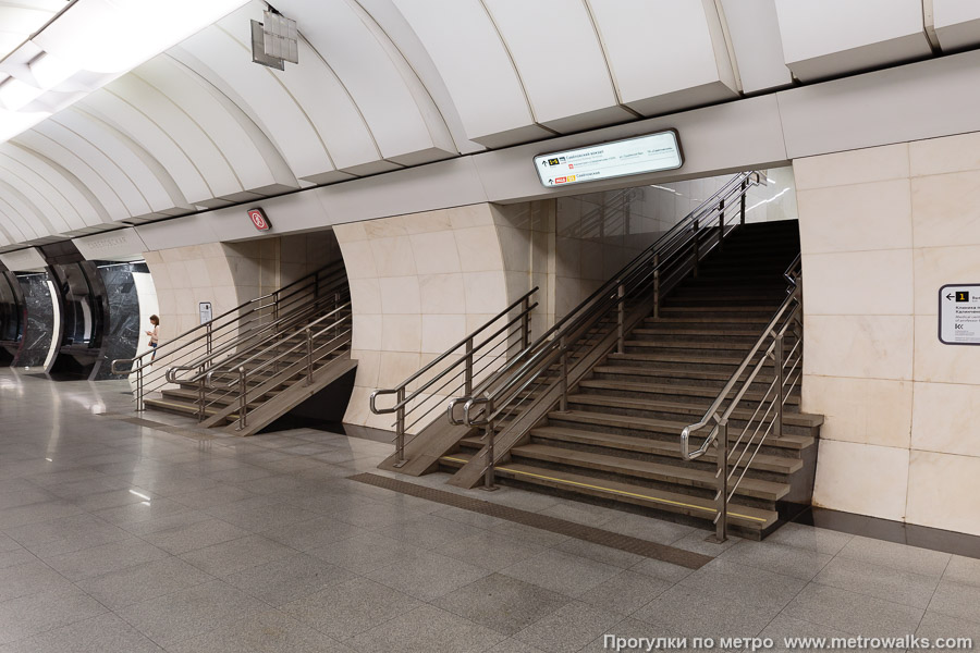 Станция Савёловская (Большая кольцевая линия, Москва). Основной выход к Савёловскому вокзалу находится в центральной части станции.